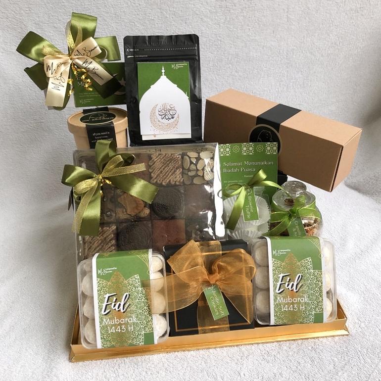 

[Exclusive] Syahadat Box Hampers Lebaran Idul Fitri Halal (Wooden Hampers, Gift Box) Edisi Ramadhan 1334H Isi Brownies, Cookies, Kurma, Etc [Bisa Kirim Luar Kota/Pulau]