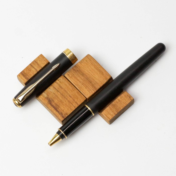 

(2006) Parker Sonnet Matte Black GT Rollerball Pen