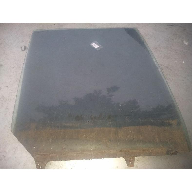 kaca pintu belakang kanan Lancer SL 81-84