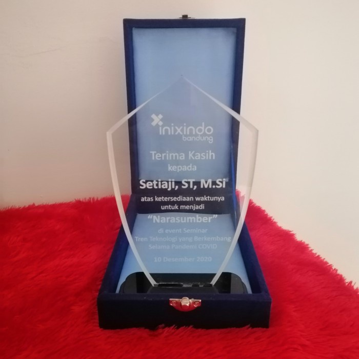 Plakat Akrilik Laser Grafir Termasuk Box Bludru