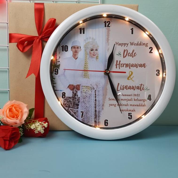 KADO WEDDING, KADO NIKAH, FREE DESAIN KARIKATUR, JAM DINDING CUSTOM, KADO ULANG TAHUN, PERNIKAHAN, W