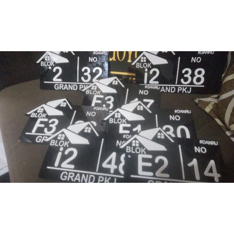 PAPAN NAMA RUMAH BAHAN AKRILIK