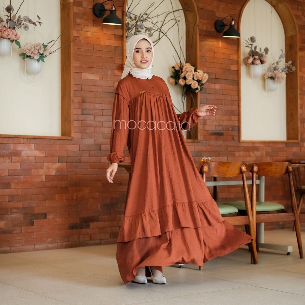 Gamis Lebaran Yumna Dress dari bahan Polo linen kancing busui friendly ada variasi remple di pundak dan rok saku lengan karet - teracota merah bata