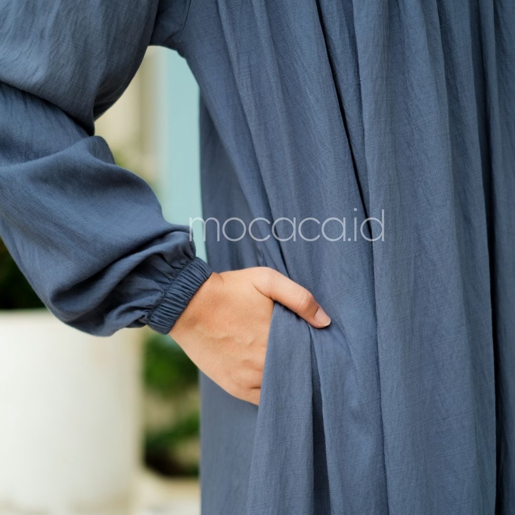 Gamis Lebaran Yumna Dress dari bahan Polo linen kancing busui friendly ada variasi remple di pundak dan rok saku lengan karet - biru denim