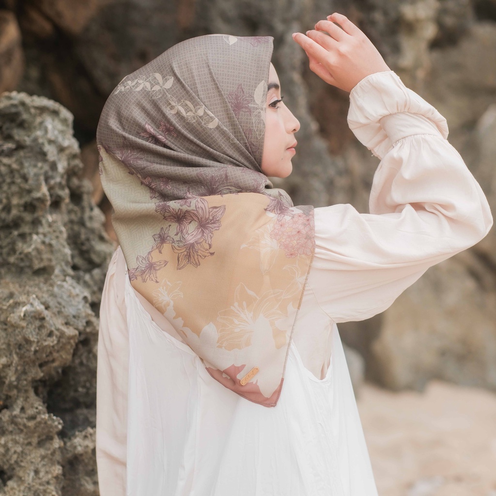 ALIF HIJAB SEGI EMPAT MOTIF PARIS PREMIUM KOREA - MILKY WAY IN CARAMEL ( SPR-D4-005 )