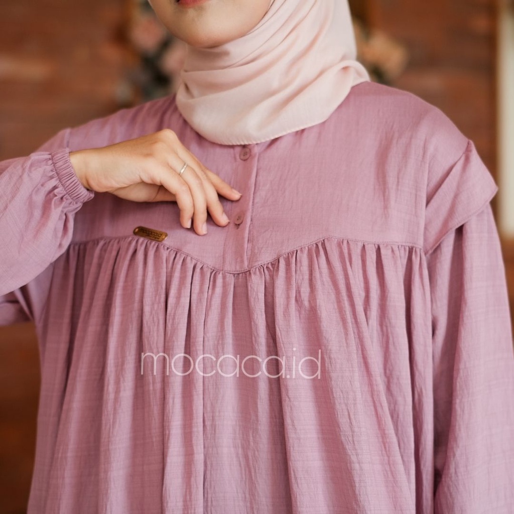 Gamis Lebaran Yumna Dress dari bahan Polo linen kancing busui friendly ada variasi remple di pundak dan rok saku lengan karet - baby pink rose