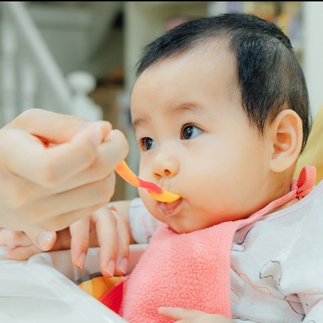 LS Paket Perlengkapan Makan Mpasi Bayi 4in1 Sendok Botol Sensor Silicone Baby Feeder Empeng Buah Sikat Gigi Box