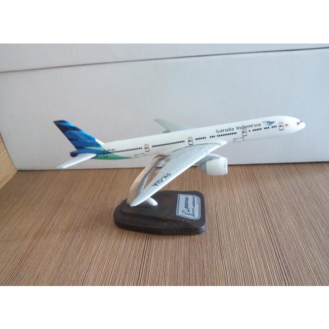 Miniatur Pesawat Garuda Indonesia Boeing 777-300Er Skala 1:400 (18Cm)