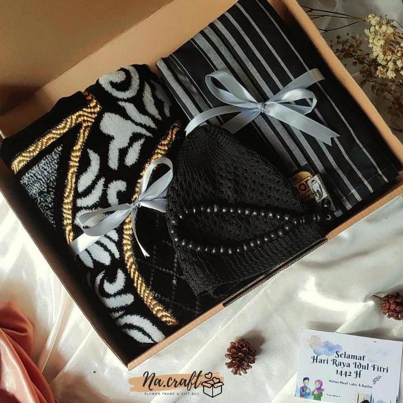 

[Ready Stock!!] Hampers Lebaran Cowok/ Gift Box Lebaran Cowok/ Hampers Alat Sholat/ Kado Ultah Cowok Black Series/ Kado Suami