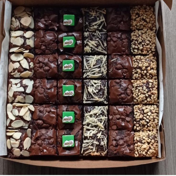 

✫ BROWNIES 20x20 cm (Free kartu ucapan) ✭