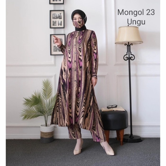 Satu Set Tunik dan Celana Panjang Motif Serat Kayu