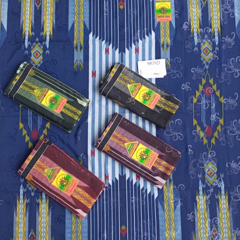 Sarung Motif Samarinda Papua Mas Hitam dan Warna Untuk santri Pesantren