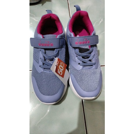 Sepatu anak DIADORA