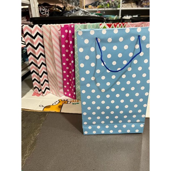 

Tas Paper bag Motif Random Ukuran Jumbo 31x 19 x 7 cm Paperbag Packing Barang Paperbag Serbaguna Tas kado
