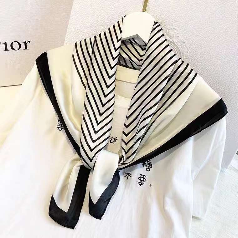 Versi Korea dari Syal Sutra Bergaris 90 Cm Besar Persegi Syal Wanita Sederhana Temperamen Selendang All-Match Versi Korea dari Multi Fungsional Simulasi Syal Sutra tas gantungan