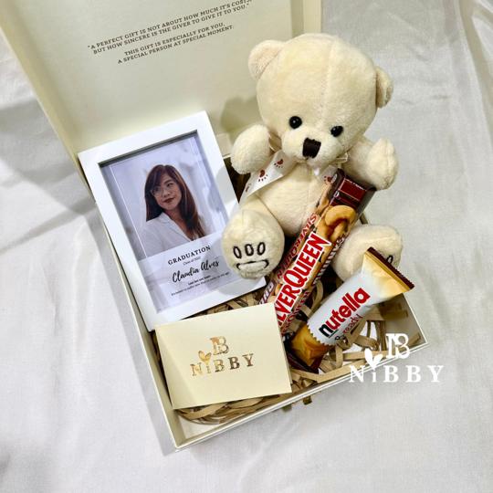 CUSTOM PHOTODOLL Hampers Wisuda Sidang Graduation Boneka Kado Toga Silverqueen Nutella Frame Premium Hadiah Ulang Tahun Birthday AnniversaryHardbox