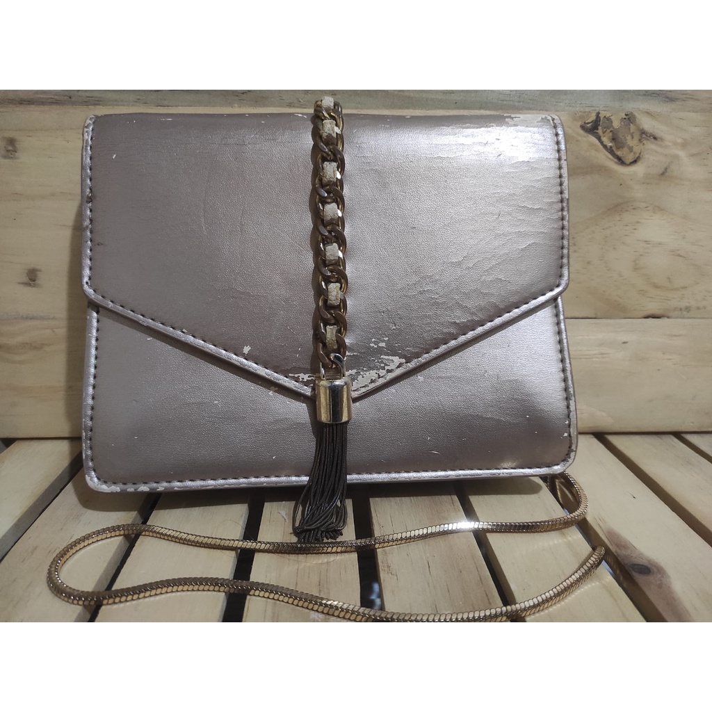 PRELOVED (PERNAH DIPAKAI) MINI BAG TALI PANJANG  WARNA GOLD HIASAN RUMBAI - TAS PESTA GOLD  - TAS  U