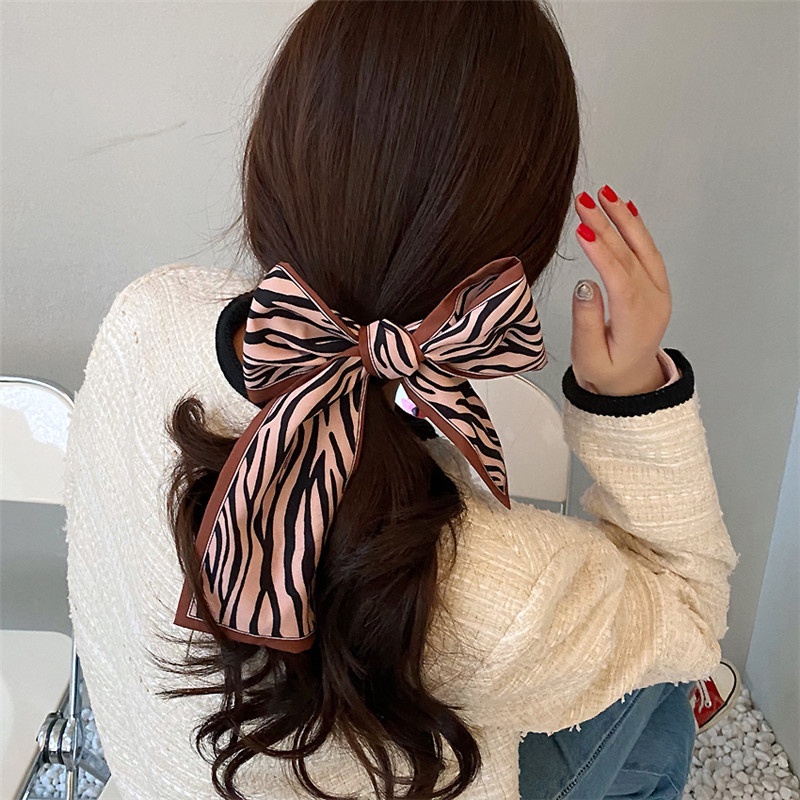 Syal Sutra Serba Cocok Yang Diikat Dengan Pita Rambut, Kotak Hadiah, Syal Sutra, Tas Yang Diikat Dengan Aksesoris Syal Sutra Hadiah Tangan Pita Rambut hair Accessories Scrunchie