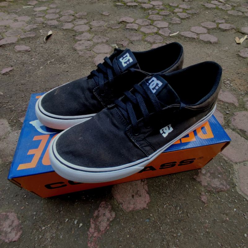 Sepatu DC second