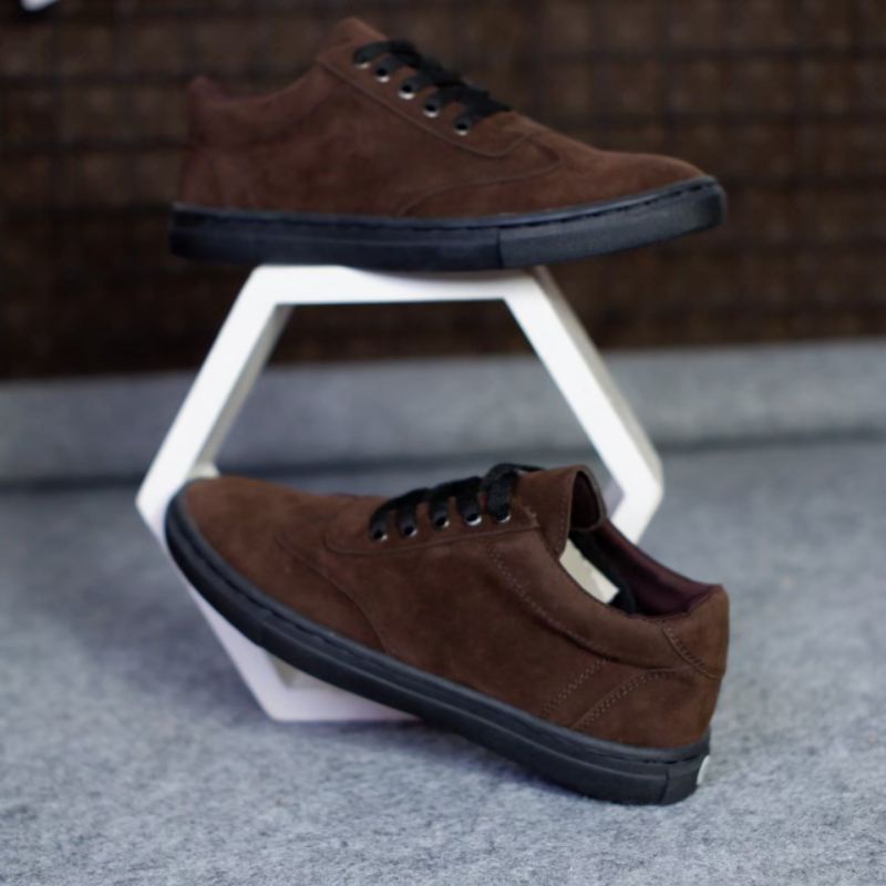 WOLF x STELLAR Sepatu Pria Sneakers Pria Trendi Kekinian Style Casual &amp; Modis Sneakers Hangout Fashionable Brown Coklat