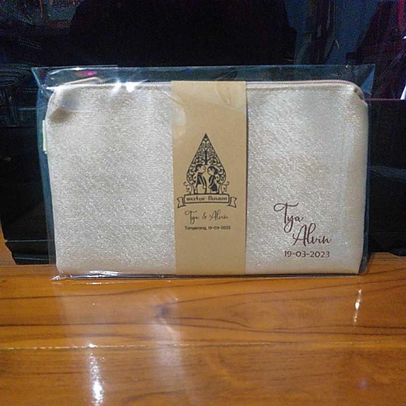 Souvenir pernikahan pouch metalik