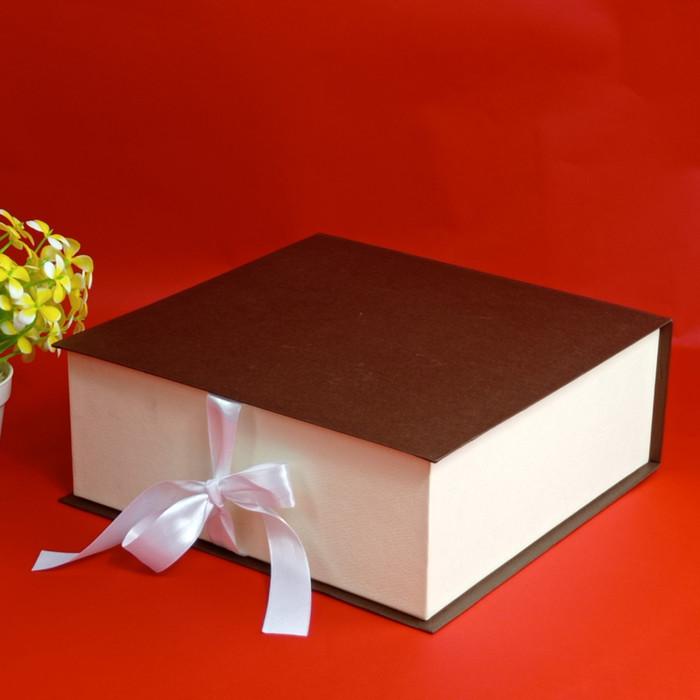 

Hard Box Exclusive Ukuran 26 Cm X 26 Cm X10 Cm 015