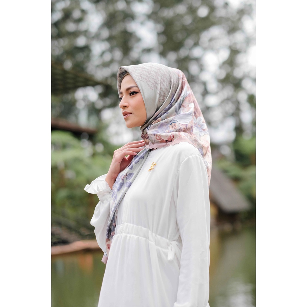 La Reine Scarves La Fleure Satin Series - Green Sage Hijab Segiempat Motif Premium