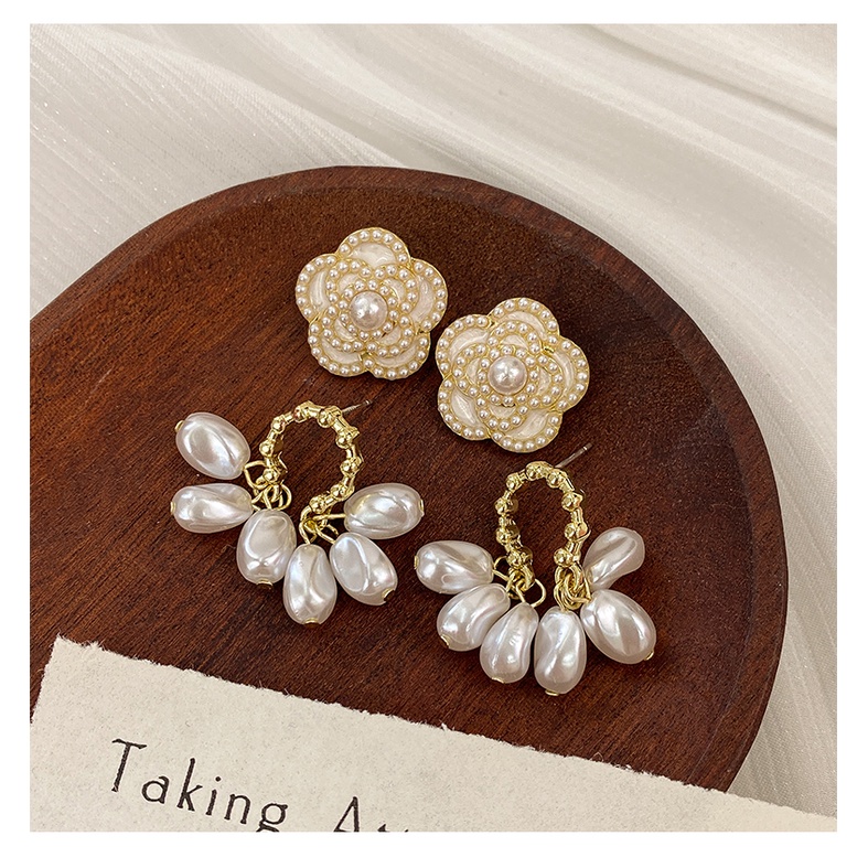 Ladies Pearl Stud Earrings Halus Berlapis Emas Anting Vintage Fashion Bunga Anting Alfabet