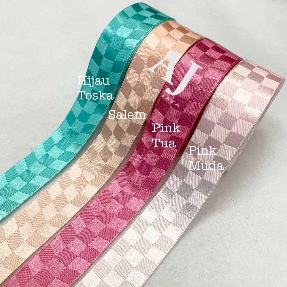 

PITA KADO DEKORASI NATAL MOTIF KOTAK TIKAR BESAR CHRISTMAS RIBBON 1 INCH / 2,5 CM DUA SISI DOUBLE FACE .