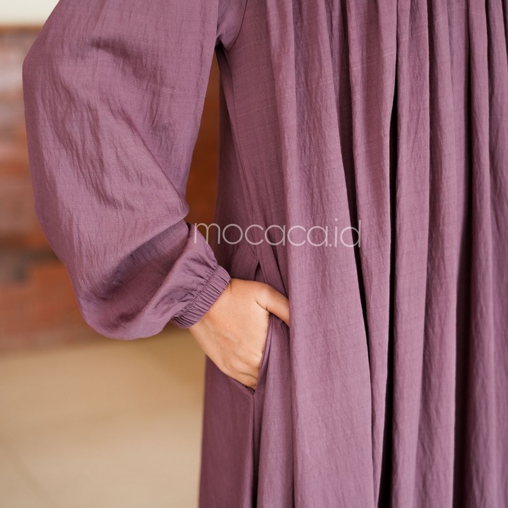 Gamis Lebaran Yumna Dress dari bahan Polo linen kancing busui friendly ada variasi remple di pundak dan rok saku lengan karet - wine ungu anggur