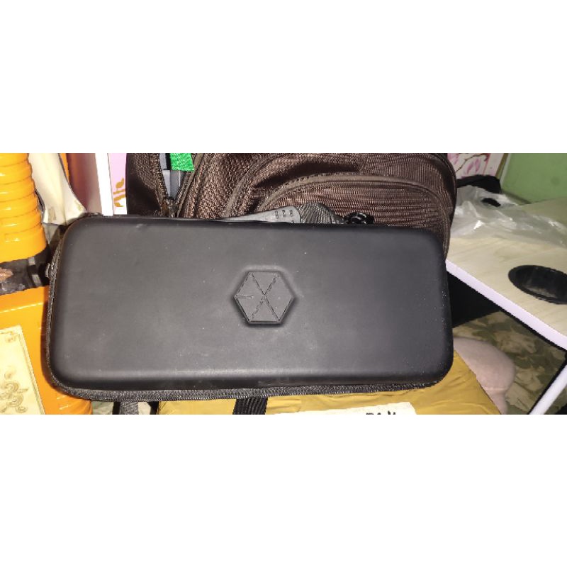 (BACA DESC) READY STOCK  ADA DAMAGE POUCH LIGHTSTICK EXO OFFICIAL NO BOX POUCH ONLY TAG : TAS EXO Ta