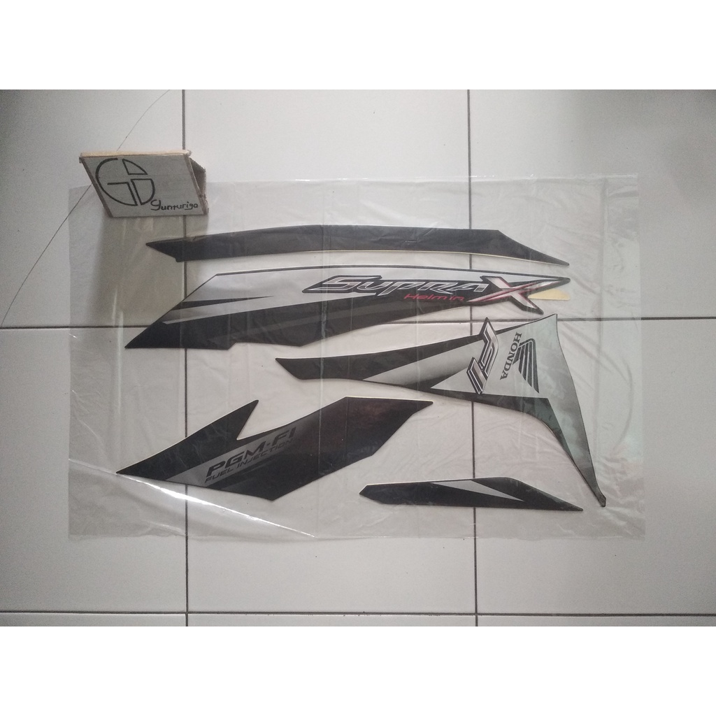 Striping Sticker Lis Honda Supra x 125 FI Helm in 2012 2013 Hitam Corak Silver