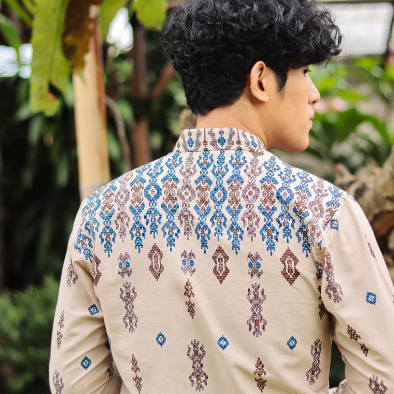 Batik Couple Ayah dan Anak Laki Laki Slimfit Casual Motif Coklat Biru Warna Krem Muda