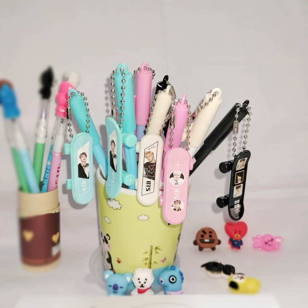 

PULPEN GANTUNGAN SKATEBOARD BTS CUTE BANGET READY 4 WARNA HARGA MURAH PEN GANTUNGAN WAJAH BTS TINTA GEL HITAM ALAT TULIS PERLENGKAPAN SEKOLAH ANAK KEKINIAN BISA COD