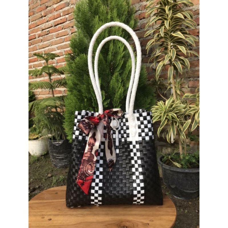 tas anyaman jali set ganci / tas kondangan rajut plastik gantungan kunci cantik/tas pesta wanita mur