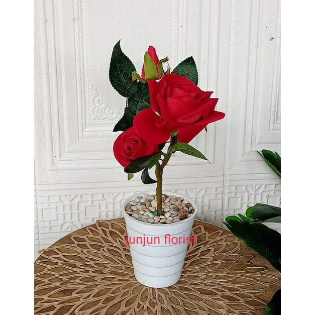 bunga mawar bludru artificial vas menara kecil