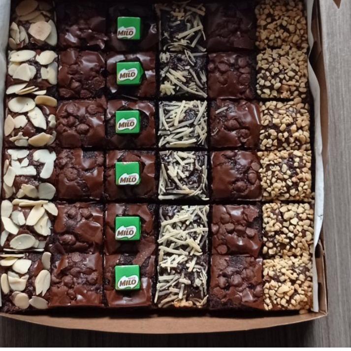 

○ BROWNIES 20x20 cm (Free kartu ucapan) ➦