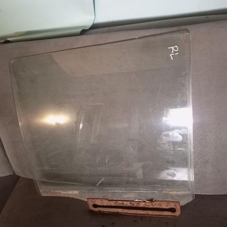 kaca pintu belakang kiri Mazda 323 86-88 Ford laser 1.3