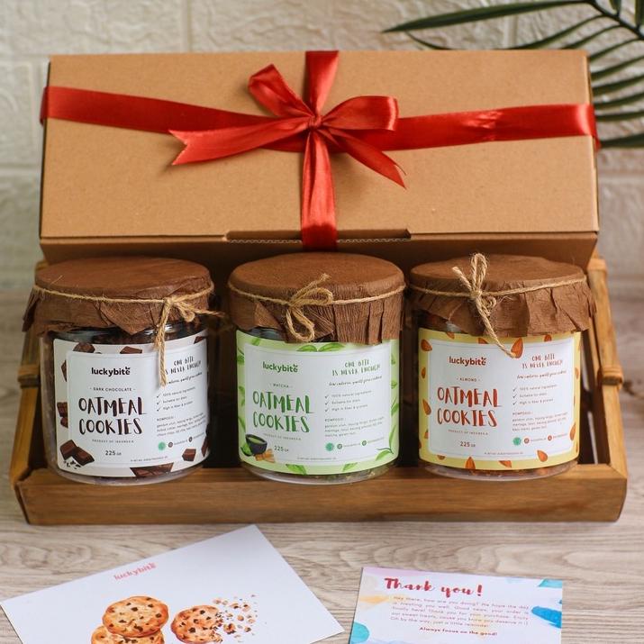 

Extra promoEe3E8 Special Hampers / Gift Box / Kado - Oatmeal Cookies 3 Jar + FREE Greeting Card + Pita + Bubble Wrap - LUCKYBITE