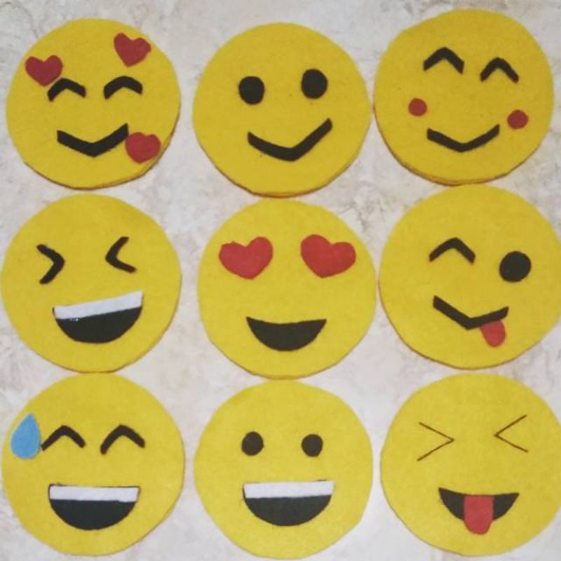 

Amplop Lebaran Emoticon//amplop lebaran kain flanel//amplop lebaran unik//amplop lucu//amplop unik