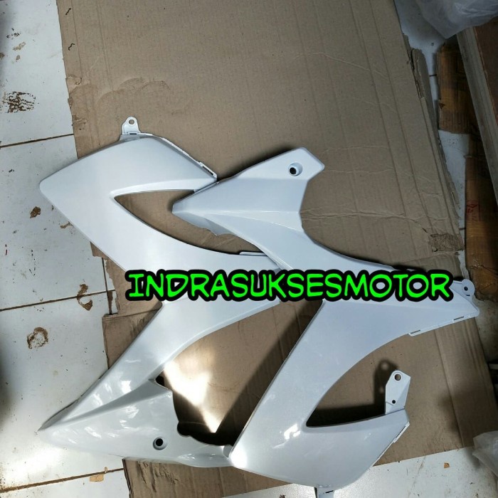 sayap body depan motor satria fu facelift putih