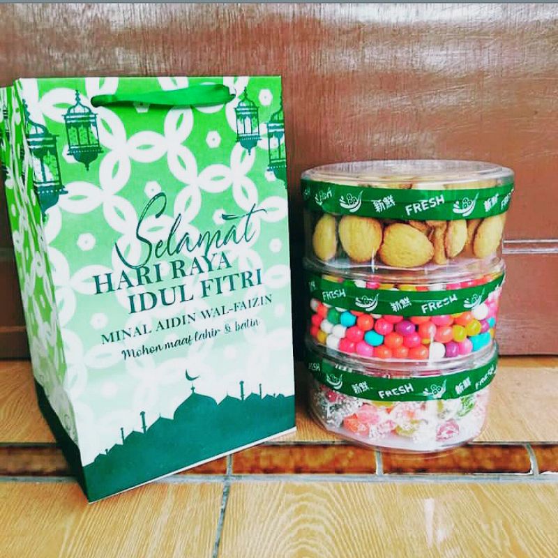 

Beli 15 Bonus 1 PAPER BAG LEBARAN FULL PRINTING EDISI KUE KERING UKURAN 15*15*24 MUAT 3 TOPLES 500gr