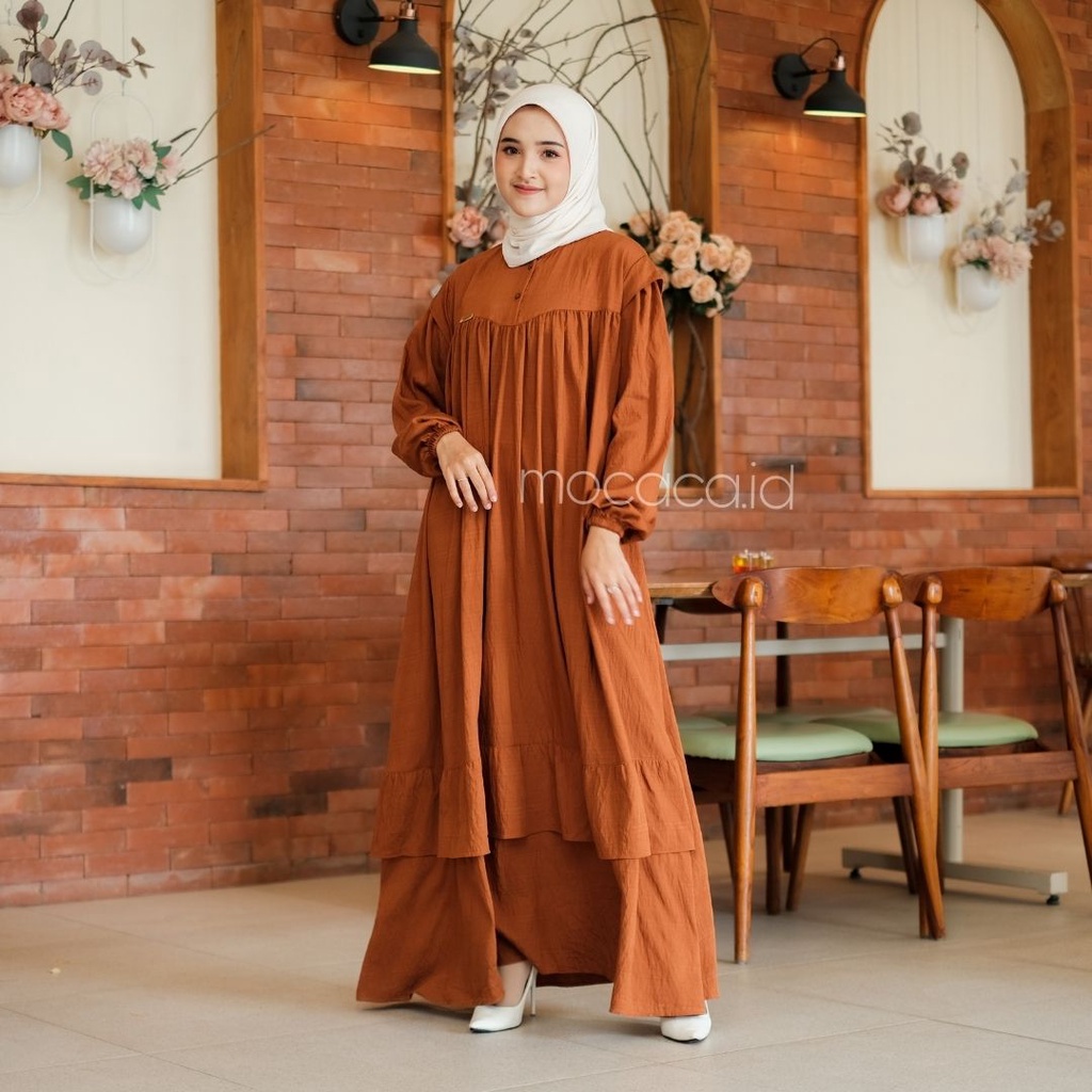 Gamis Lebaran Yumna Dress dari bahan Polo linen kancing busui friendly ada variasi remple di pundak dan rok saku lengan karet - cokelat caramel honey madu