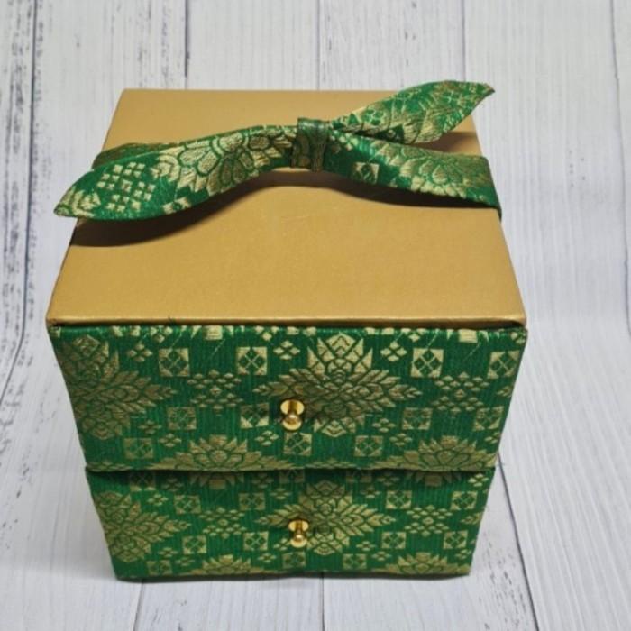 

Box Songket Laci Pita 2Susun / Kotak Kue Kering Susun Lebaran / Imlek 014