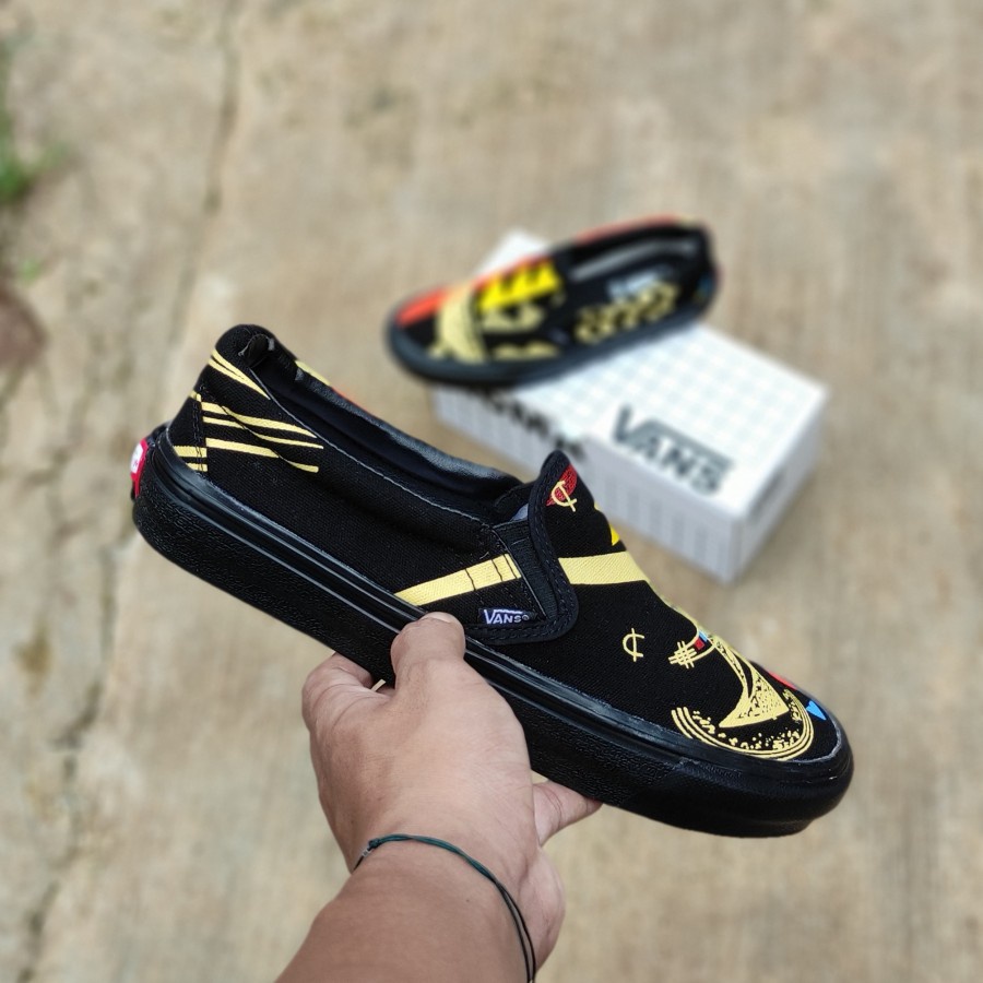 GREAT DESIGN GRAFIS SEPATU V4NS MoM4 WHITE AND BLACK SLIP ON STYLE SEPATU TRENDY SEPATU GAUL SEPATU KULIAH SEPATU NONGKRONG UNTUK KALIAN MUDA MUDI YANG KEKINIAN