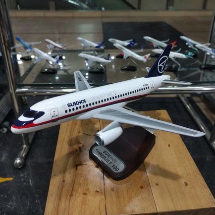 Miniatur Replika Pesawat Sukhoi Superjet 100