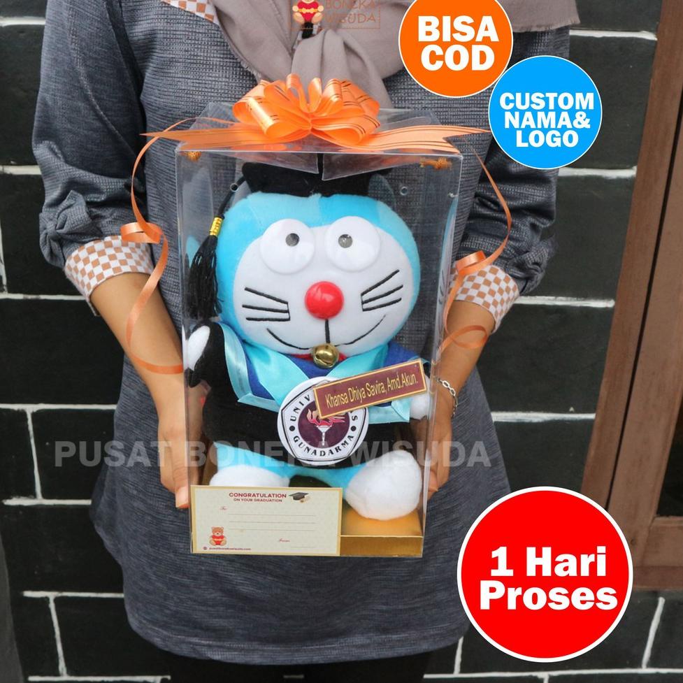 TREN TERBARU Boneka Wisuda Doraemon Mika Souvenir Hadiah Wisuda Kado Wisuda Mika Custom Nama Guru Ge