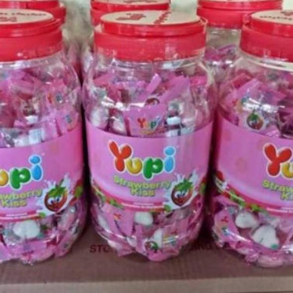 

Sale plus PERMEN YUPI STRAWBERRY KISS JAR / TOPLES - ISI 125-130PCS exp 2023