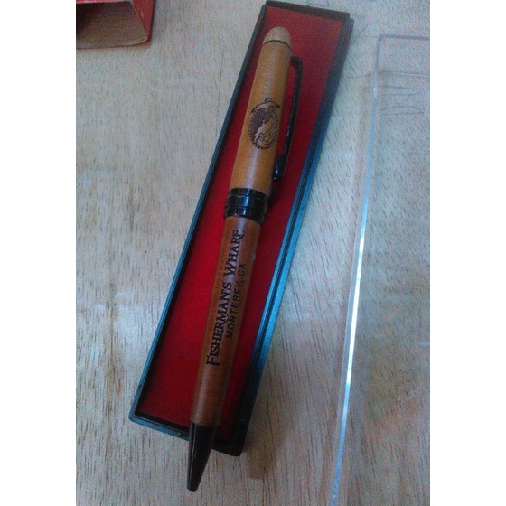 

Pulpen Kayu Fisherman's wharf