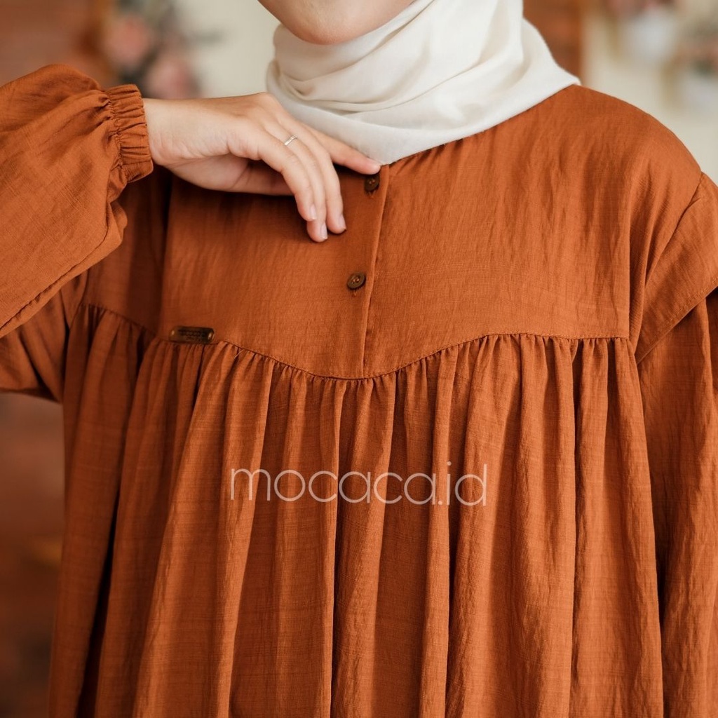 Gamis Lebaran Yumna Dress dari bahan Polo linen kancing busui friendly ada variasi remple di pundak dan rok saku lengan karet - cokelat caramel honey madu